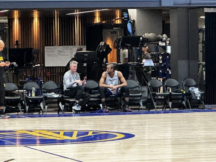 说了些啥科尔与穆迪场边专注交谈 后者上一场末节遭雪藏