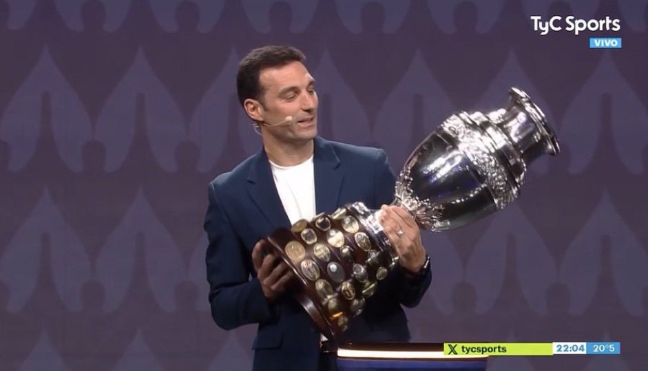 手捧美洲杯进场！斯卡洛尼：奖杯很漂亮 我们享受了特别的时刻