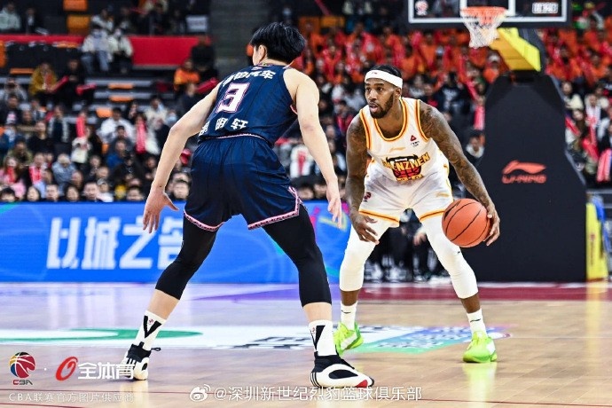 亚当斯：我还需要时间去磨合 打广东这种强队不能犯一点点的错误