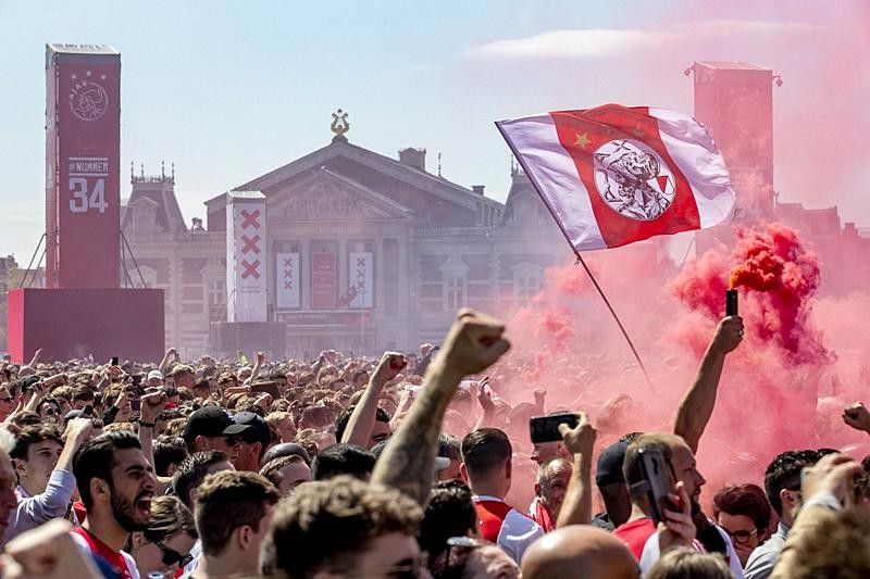 阿贾克斯赴客场踢6分钟补赛，为250名随队球迷报销旅费并赠送围巾